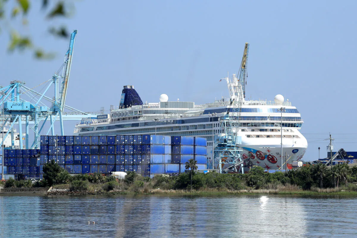 Norwegian Cruise Line's Norwegian Pearl cruise ship is docked at the Port of Jacksonville amid the CCP virus outbreak, in Jacksonville, Florida, on March 27, 2020. (Sam Greenwood/Getty Images)