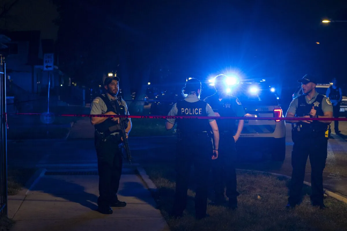 Chicago police work at the crime scene in a file photo. (Tyler LaRiviere/Chicago Sun-Times via AP)