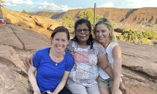 Actress Julie Bowen, Sister Help Rescue Woman Who Fainted and Hit Head on Rock