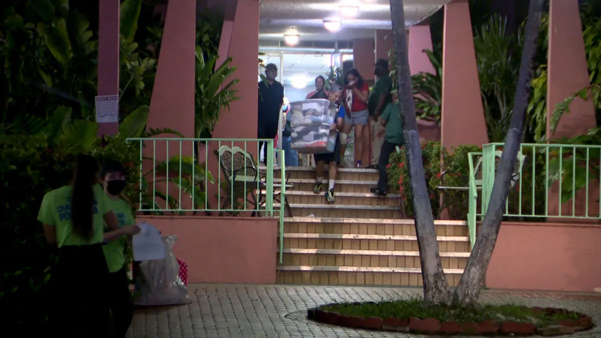 Residents evacuate a building in Miami's Flagami neighborhood in Miami, Fla., on Aug. 10, 2021. (Courtesy of WFOR)
