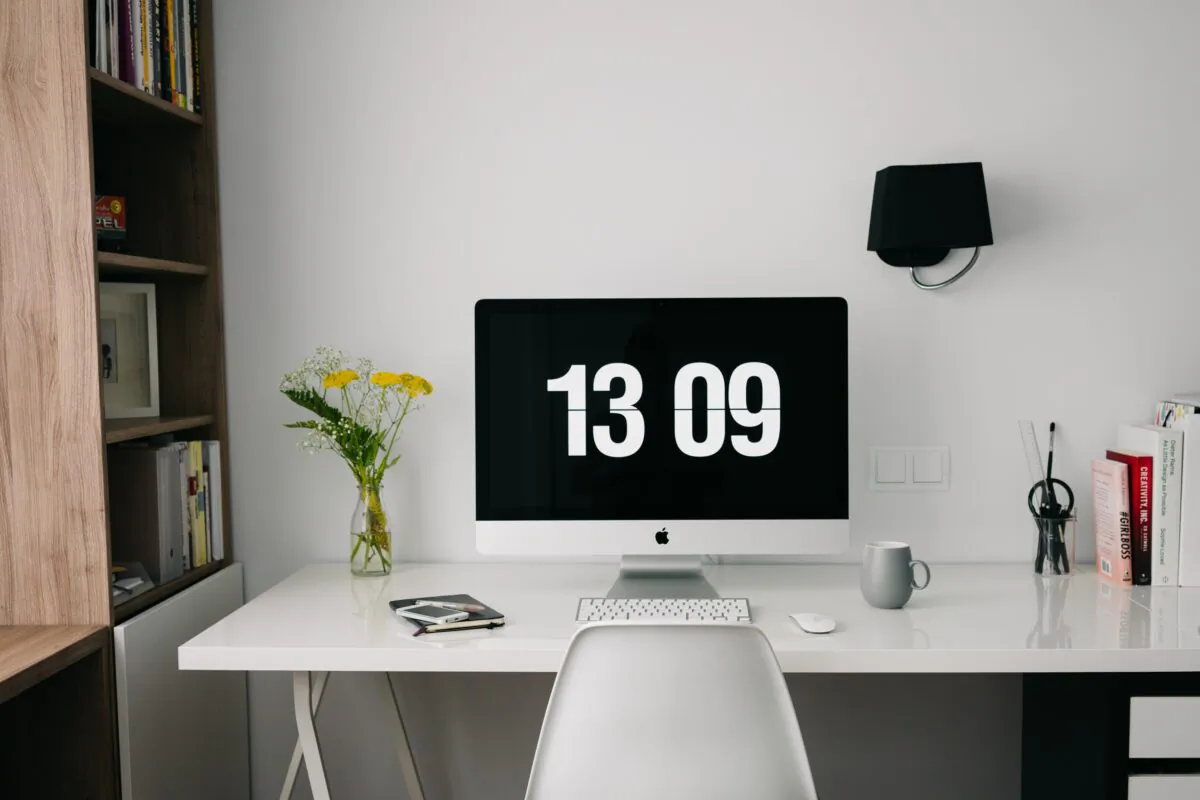 Time displayed on a computer. (Pexels)
