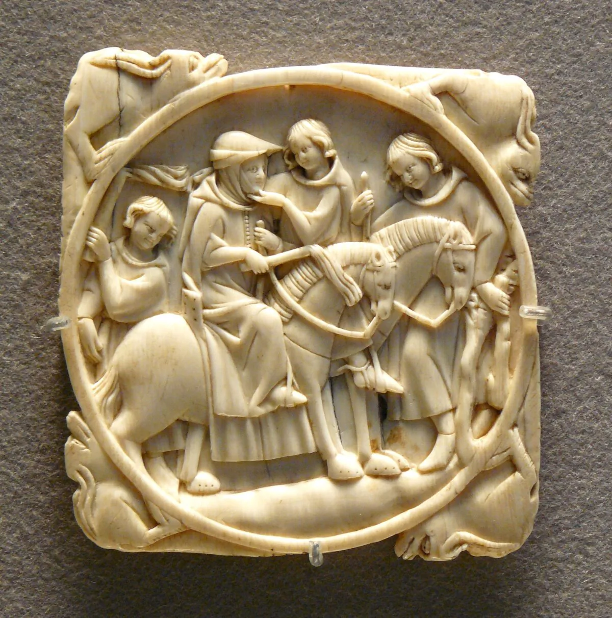 Riding couple. Ivory with carved decoration, Paris, first third of the 14th century. (Siren|Com  via Wikimedia Commons/Public Domain)
