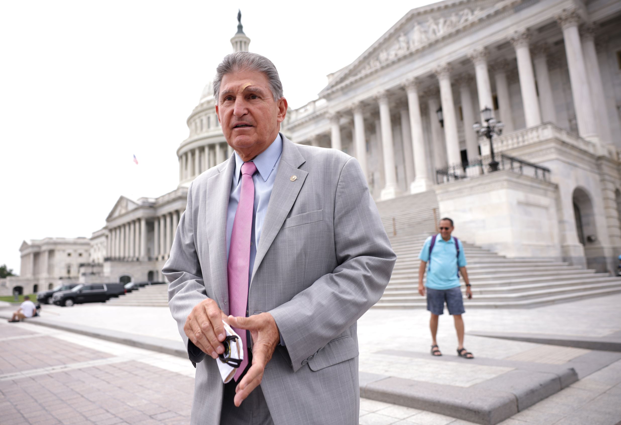 Manchin Indicates $1.5 Trillion Is Farthest He Will Go on Reconciliation - Vimarsana News