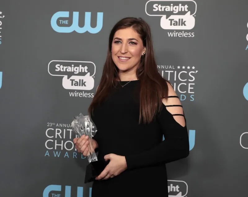 Mayim Bialik poses with her award for Best Supporting Actress in a Comedy Series for 'The Big Bang Theory" at the 23rd Critics' Choice Awards in Santa Monica, Calif., on Nov. 1 2018. (Monica Almeida/Reuters)