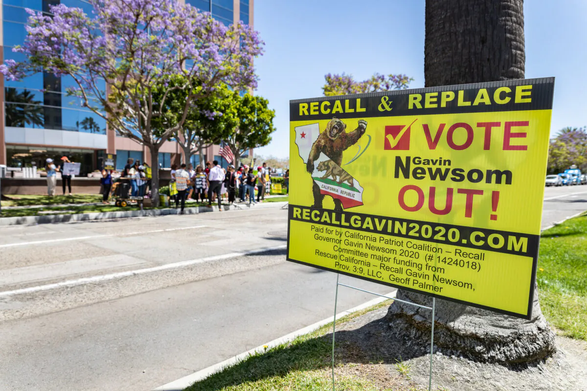 A sign displays support for the recall of California Gov. Gavin Newsom, as demonstrators gather to protest government restrictions in Santa Ana, Calif., on June 10, 2021. (John Fredricks/The Epoch Times)
