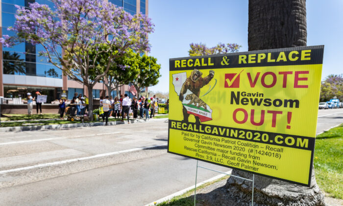 A sign displays support for the recall of California Gov. Gavin Newsom, as demonstrators gather to protest government restrictions in Santa Ana, Calif., on June 10, 2021. (John Fredricks/The Epoch Times)