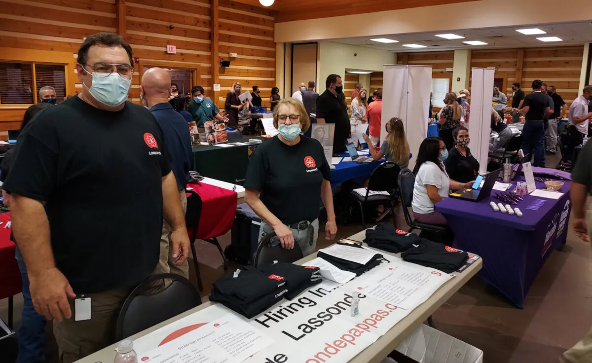 Scott Rickard (L), production manager at Lassonde Pappas and Company at the "$18 per Hour and Beyond" job fair in Fletcher, in western North Carolina on Aug. 10, 2021. (Matt McGregor/EpochTimes)