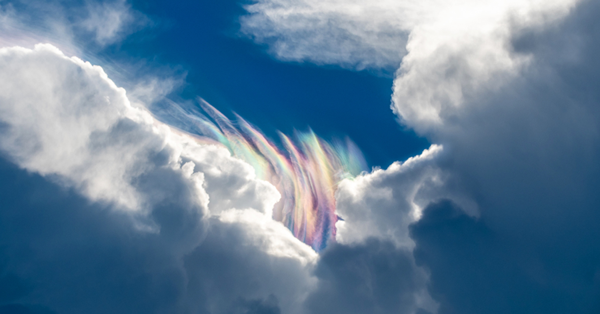 Photographer Captures Stunning Rainbow-Colored ‘Cloud Iridescence’ Over ...