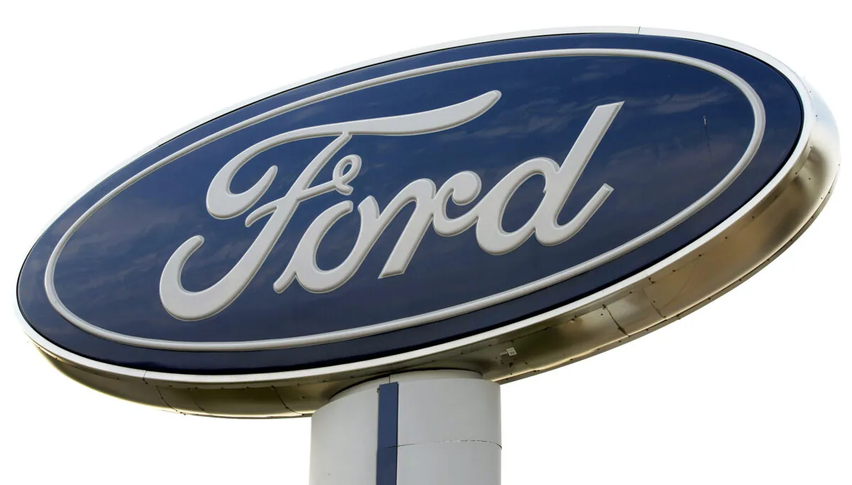 A Ford Motor Company sign stands at a Ford dealership in Troy, Michigan, on Nov. 3, 2008. (Bill Pugliano/Getty Images)