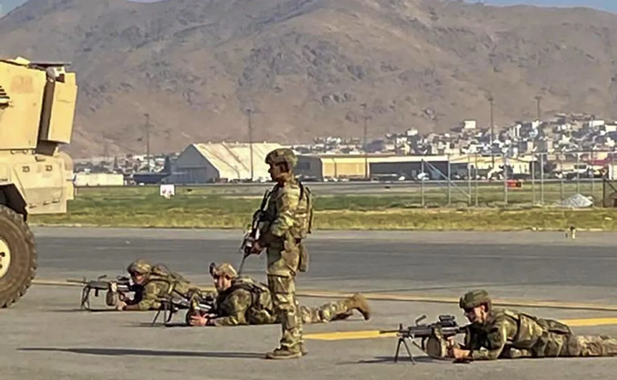 US soldiers take up their positions as they secure the airport in Kabul on Aug. 16, 2021. (Shakib Rahmani/AFP via Getty Images)