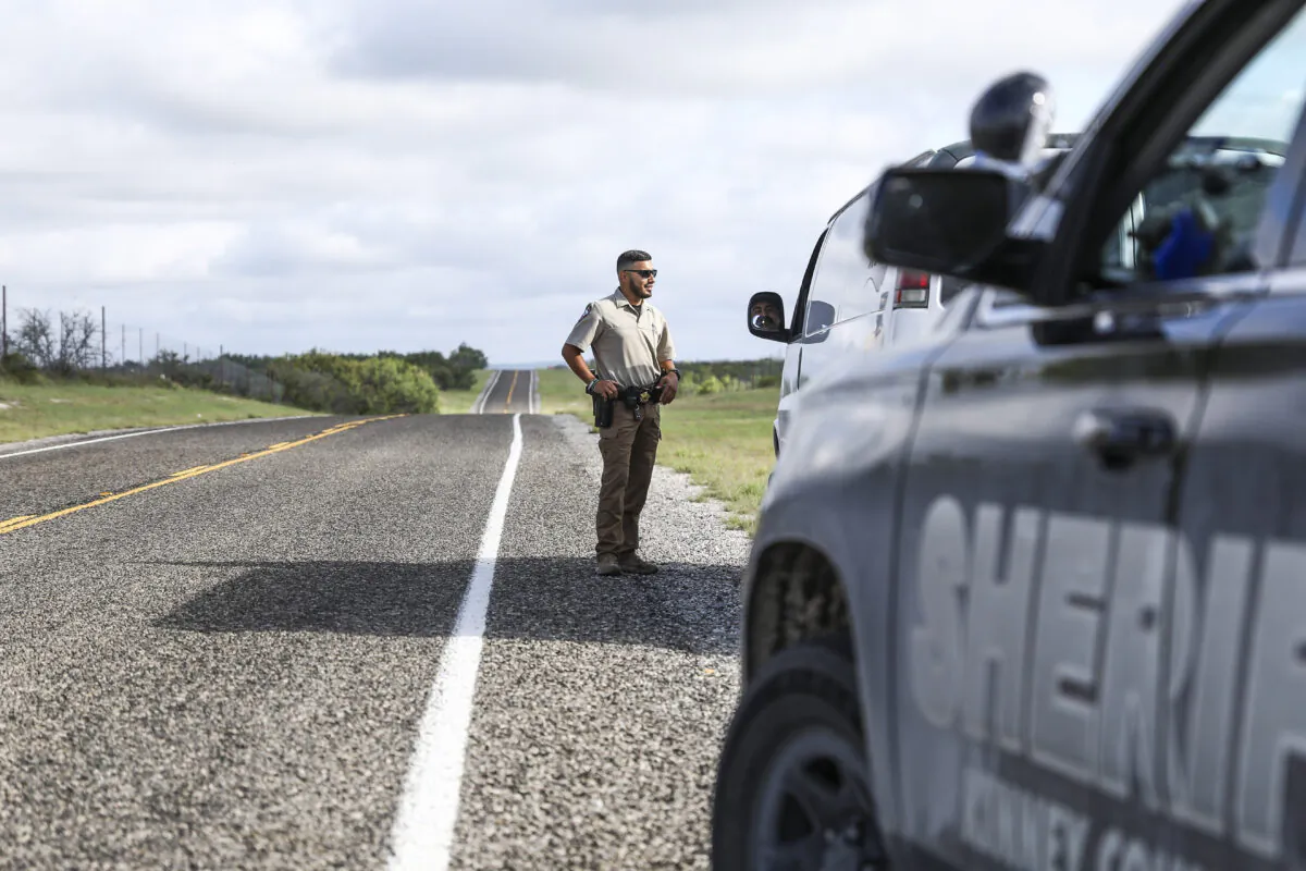 Kinney County Sheriffs Deputy Danny Molinar stops a vehicle in Brackettville, Texas, on Aug. 6, 2021. (Charlotte Cuthbertson/The Epoch Times)