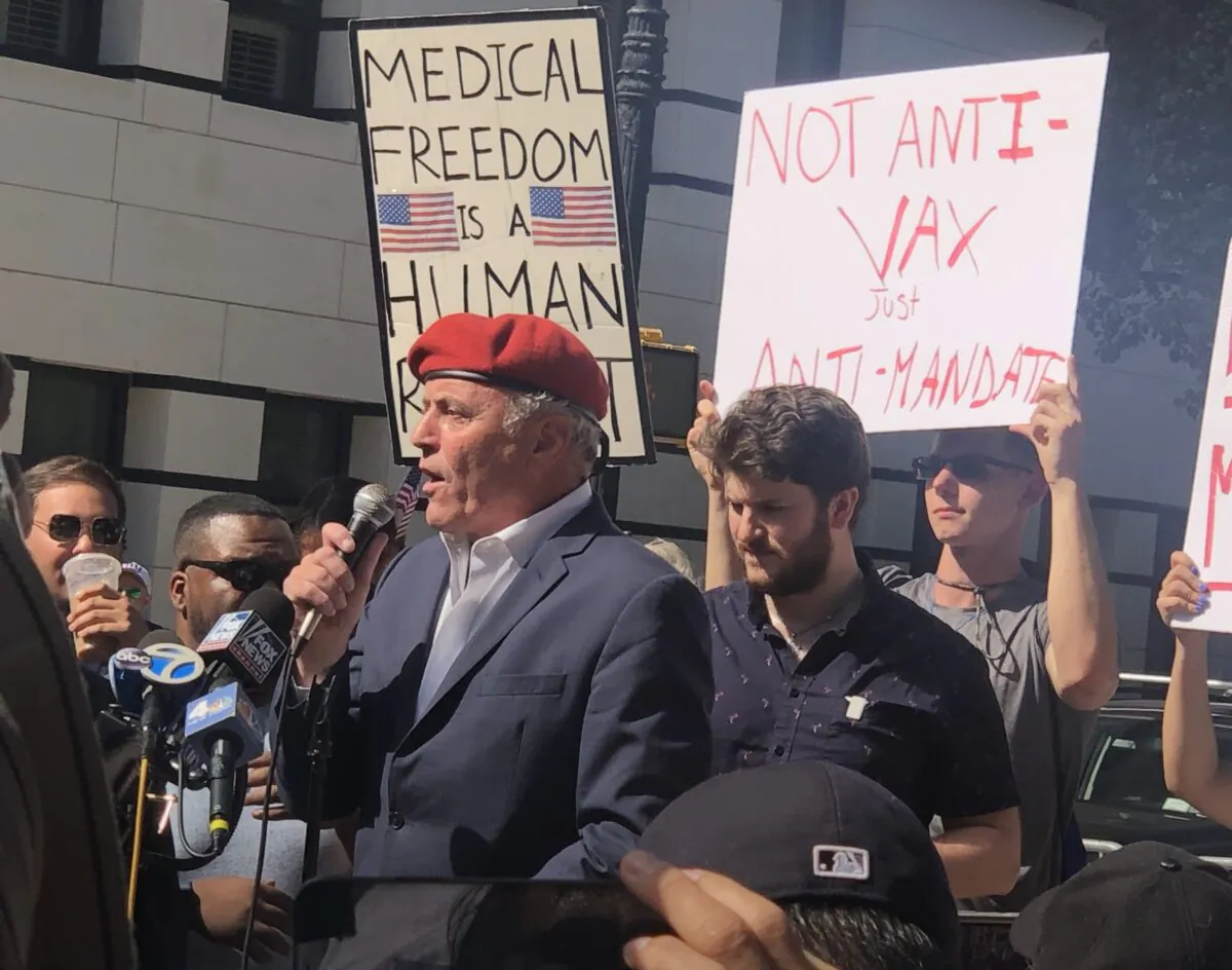Mayoral candidate Curtis Sliwa giving a speech at a rally against vaccine mandates outside Gracie Mansion in NYC, on Aug. 15, 2021.
(Enrico Trigoso/The Epoch Times)