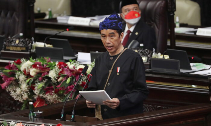 2021 年 8 月 16 日，印度尼西亚总统佐科·维多多 (Joko Widodo) 穿着传统的 Baduy 服装，在该国独立日之前在印度尼西亚雅加达的议会大楼发表了他的年度国情咨文。（Achmad Ibrahim/Pool 来自路透社）