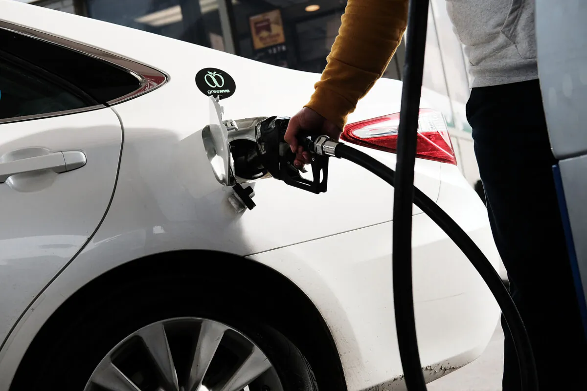 A man fills his car up with gas at a station in New York on Nov. 14, 2017. (Spencer Platt/Getty Images)