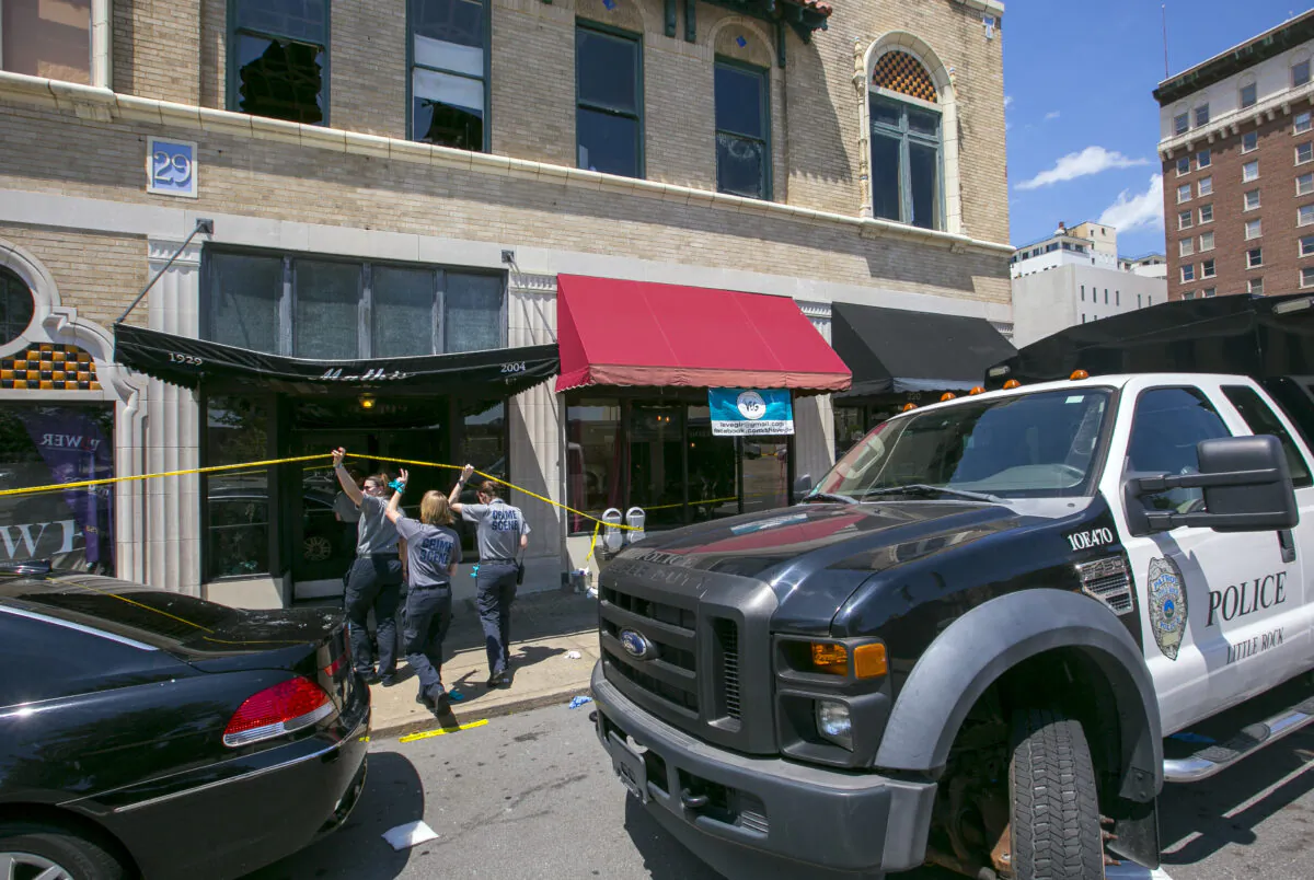 Little Rock Police Department detectives and crime scene personnel collect evidence at the Ultra Power Lounge in Little Rock, Ark., on July 1, 2017. (Benjamin Krain/Getty Images)