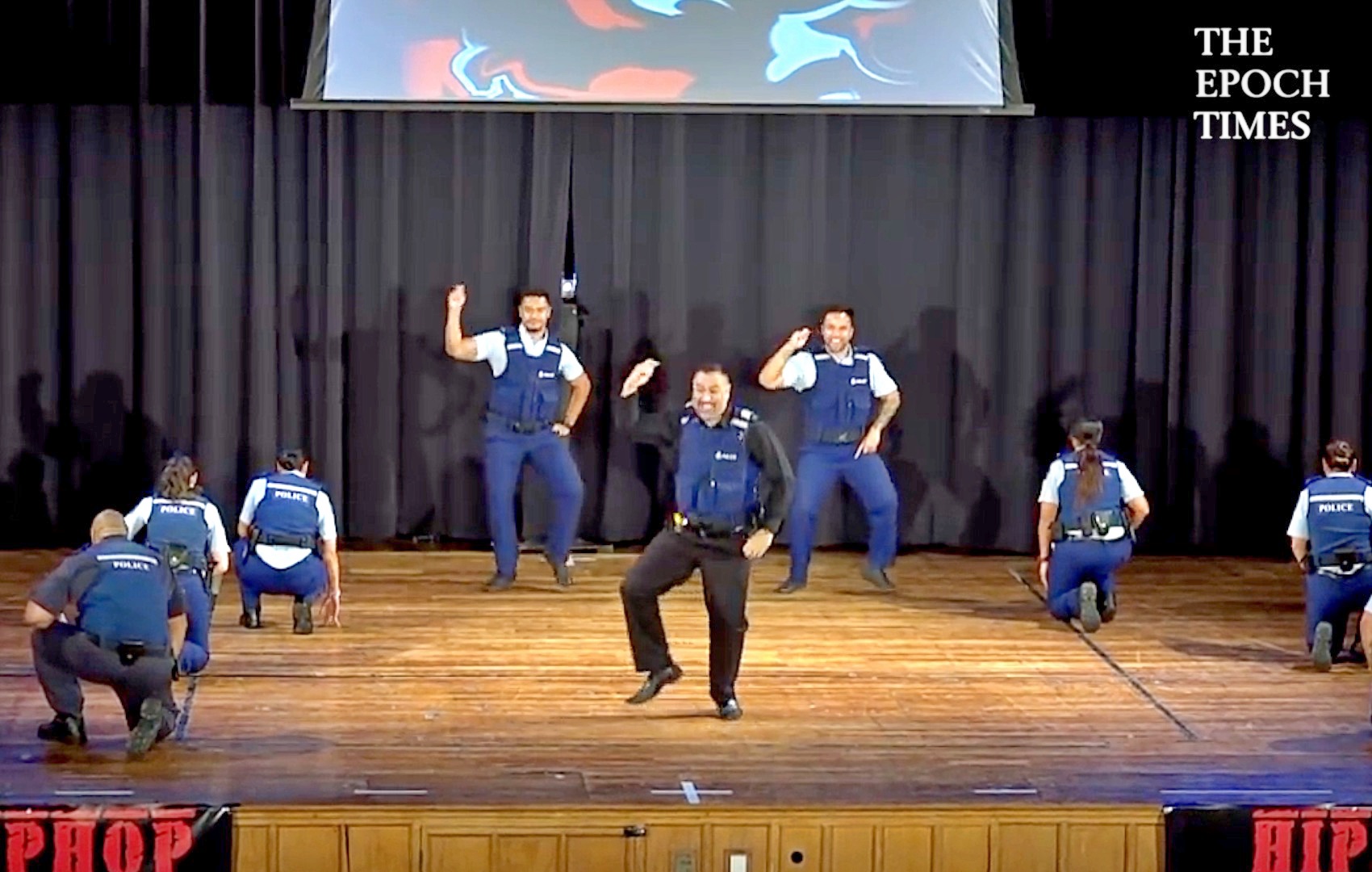 New Zealand Police Officers Enjoy Dancing - Vimarsana News