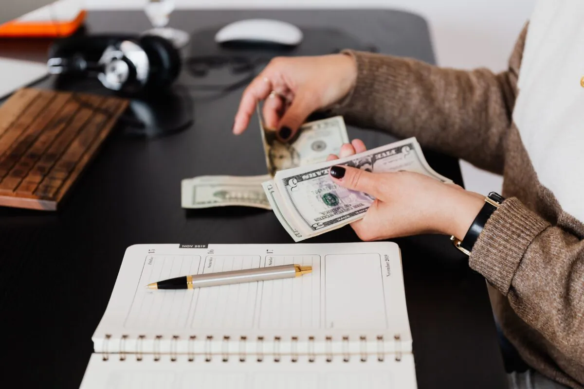 A person counting cash. (Karolina Grabowska/Pexels)
