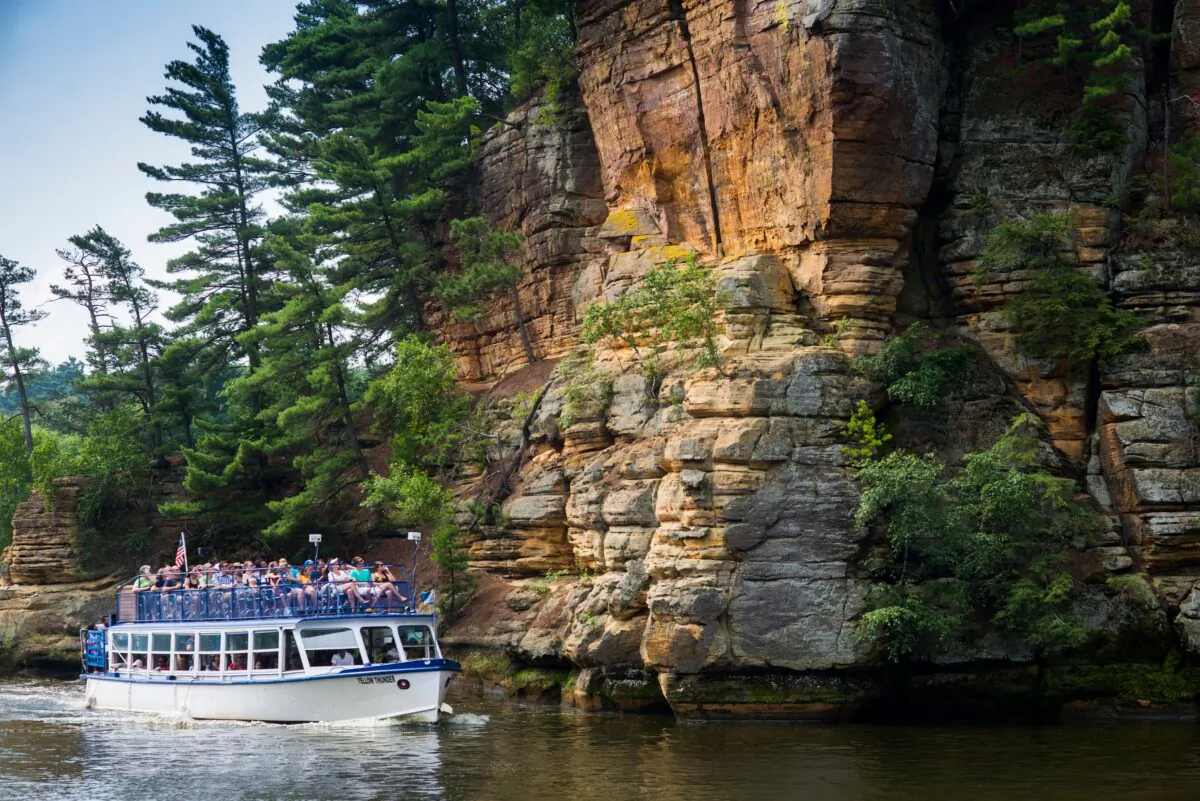 Boat tours explore the beauty of the Wisconsin River and its surroundings. (Courtesy of Wisconsin Dells Visitor & Convention Bureau)