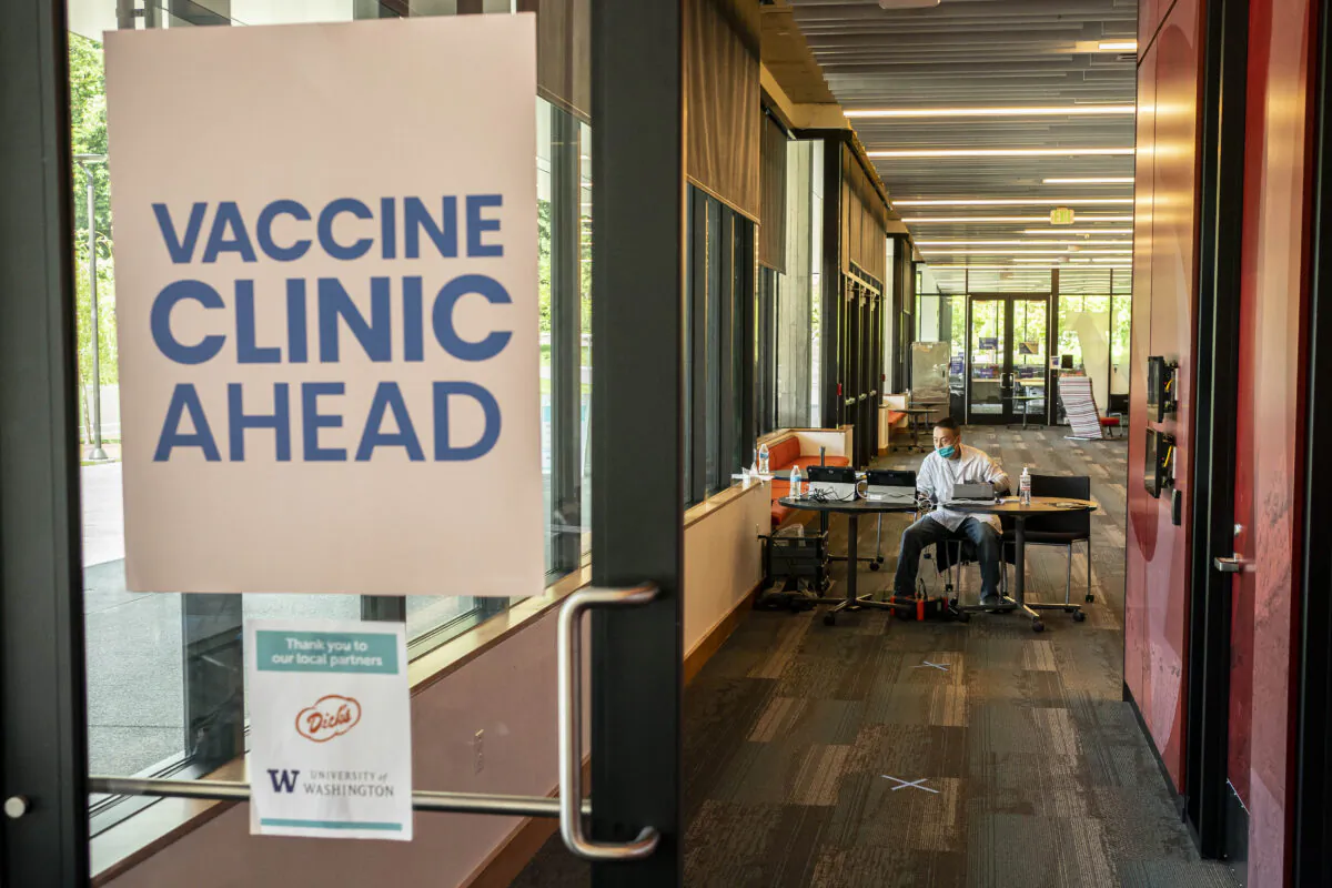 A pharmacist waits for patients at a COVID-19 vaccination clinic on the University of Washington campus in Seattle, Wash., on May 18, 2021. (David Ryder/Getty Images)