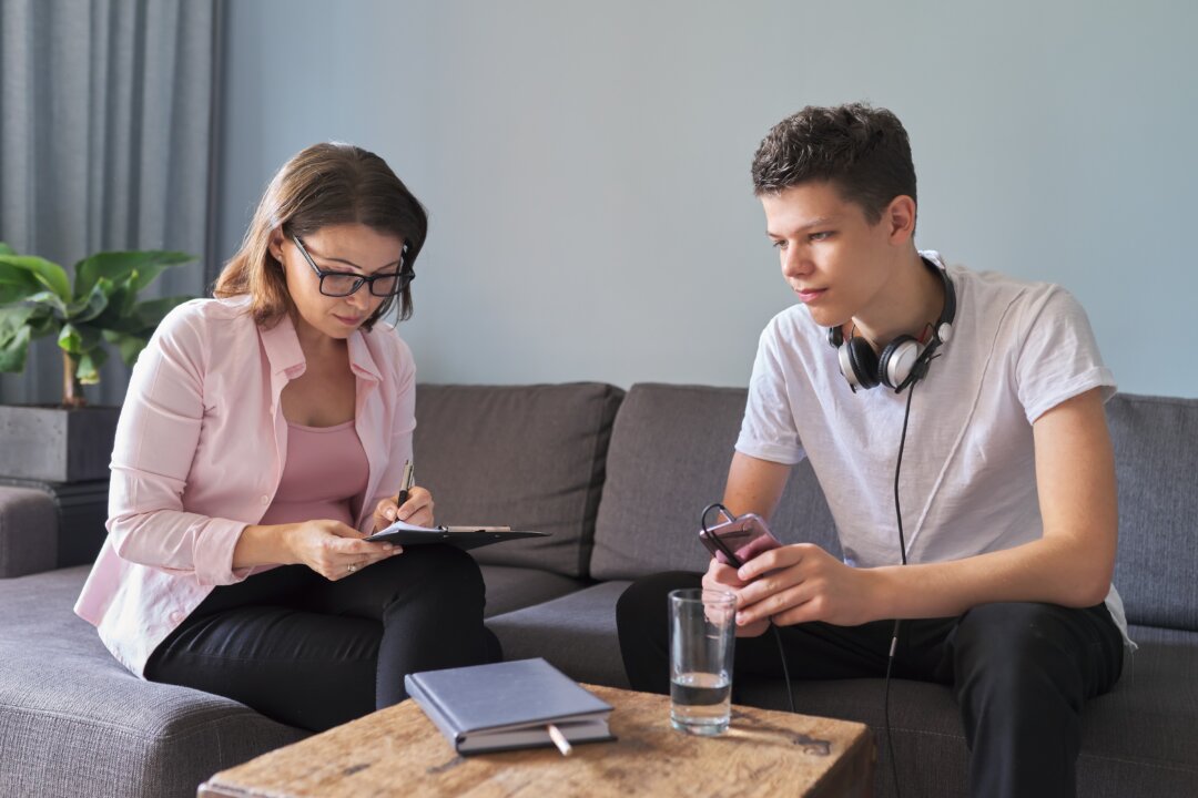 A wave of depression, anxiety, and suicide has schools looking for ways to help children get the care they need. (VH-studio/Shutterstock)