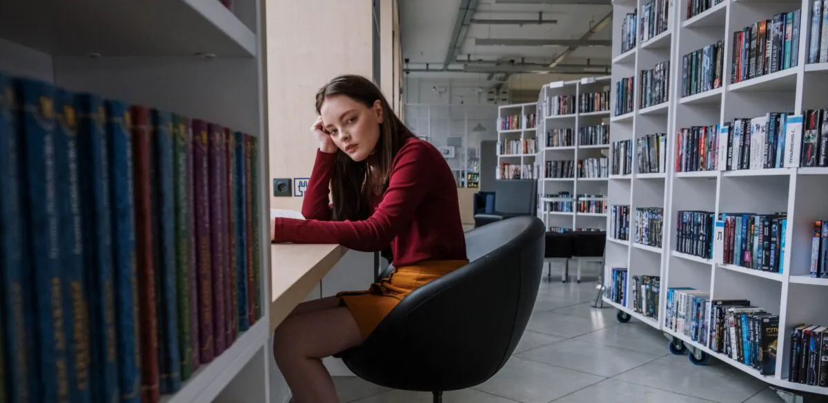 Student sitting in a library. (Cottonbro/Pexels)