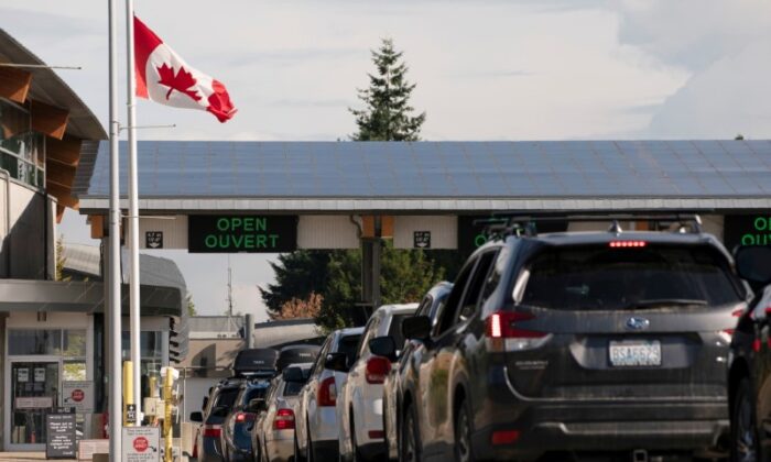 People cross the U.S.-Canadian border after Canada opened the border to vaccinated Americans in Blaine, Wash., on Aug. 9, 2021. (David Ryder/Reuters)