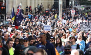 Large Anti-Lockdown Protest in Australia's Melbourne While Sydney Faces Heavy Police Crackdown