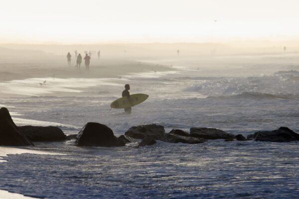 surfers-flock-to-beach