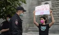 Russian Police Detain Journalists Who Back Media Freedom