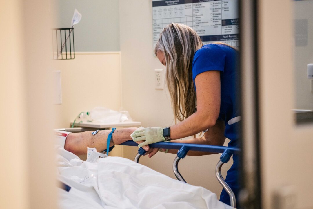 An emergency room nurse tends to a patient in a file photo. (Brandon Bell/Getty Images)