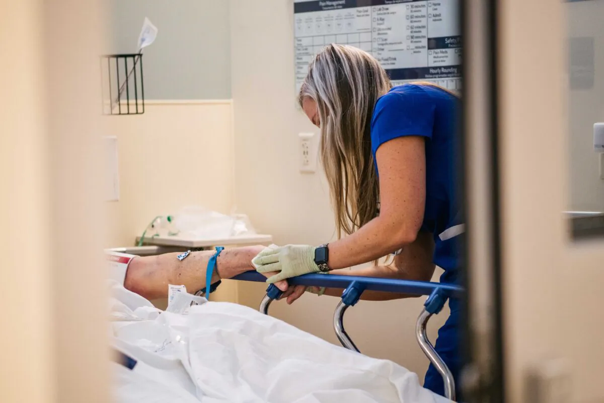 An emergency room nurse tends to a patient in a file photo. (Brandon Bell/Getty Images)