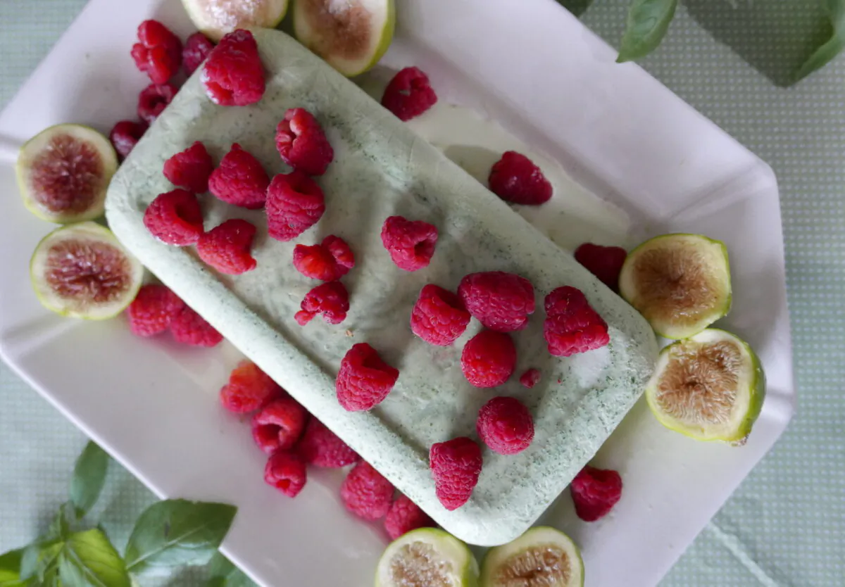 Top with fresh berries and crunchy cookies for a refreshing ending to a summer meal. (Victoria de la Maza)