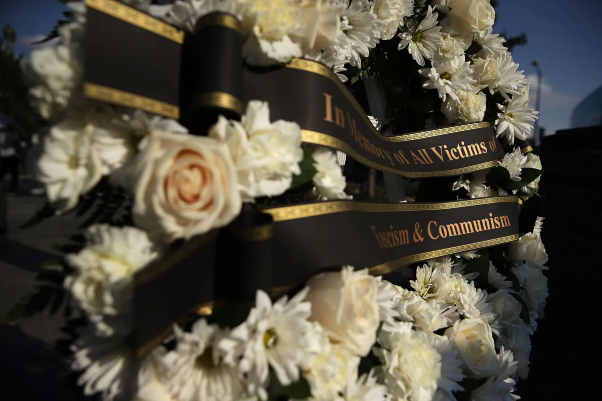 A wreath is placed during a "Black Ribbon Day" remembrance event at the Victims of Communism Memorial in Washington, DC., on Aug. 23, 2017. (Getty Images/Alex Wong)