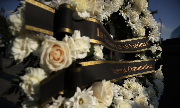 A wreath is placed during a "Black Ribbon Day" remembrance event at the Victims of Communism Memorial in Washington, DC., on Aug. 23, 2017. (Getty Images/Alex Wong)