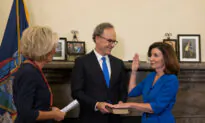Kathy Hochul Sworn In as New York Governor as Cuomo Resigns