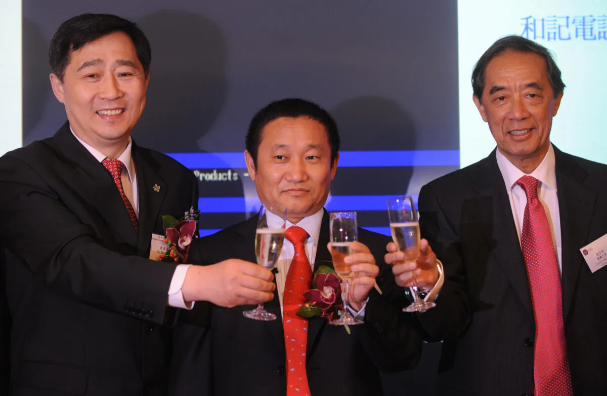 (L-R) China's Liaoning province Deputy Governor Liu Guoqiang, China Zhongwang Holdings Chairman Liu Zhongtian, and Hong Kong Stock Exchange Chairman Ronald Arculli toast just after trading started at the stock exchange in Hong Kong on May 8, 2009. (Mike Clarke/AFP via Getty Images)