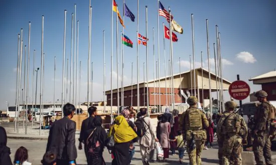 Poland Halts Afghan Airlift Over Safety as US Deadline Looms