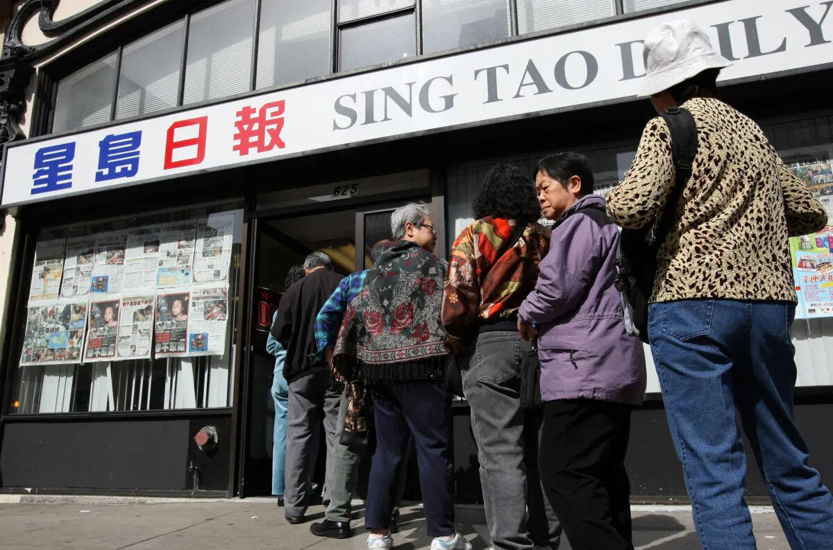 Chinese Americans line up outside of the Sing Tao News offices to donate money for the victims of the earthquake in China, in Chinatown, San Francisco, on May 14, 2008. (Justin Sullivan/Getty Images)