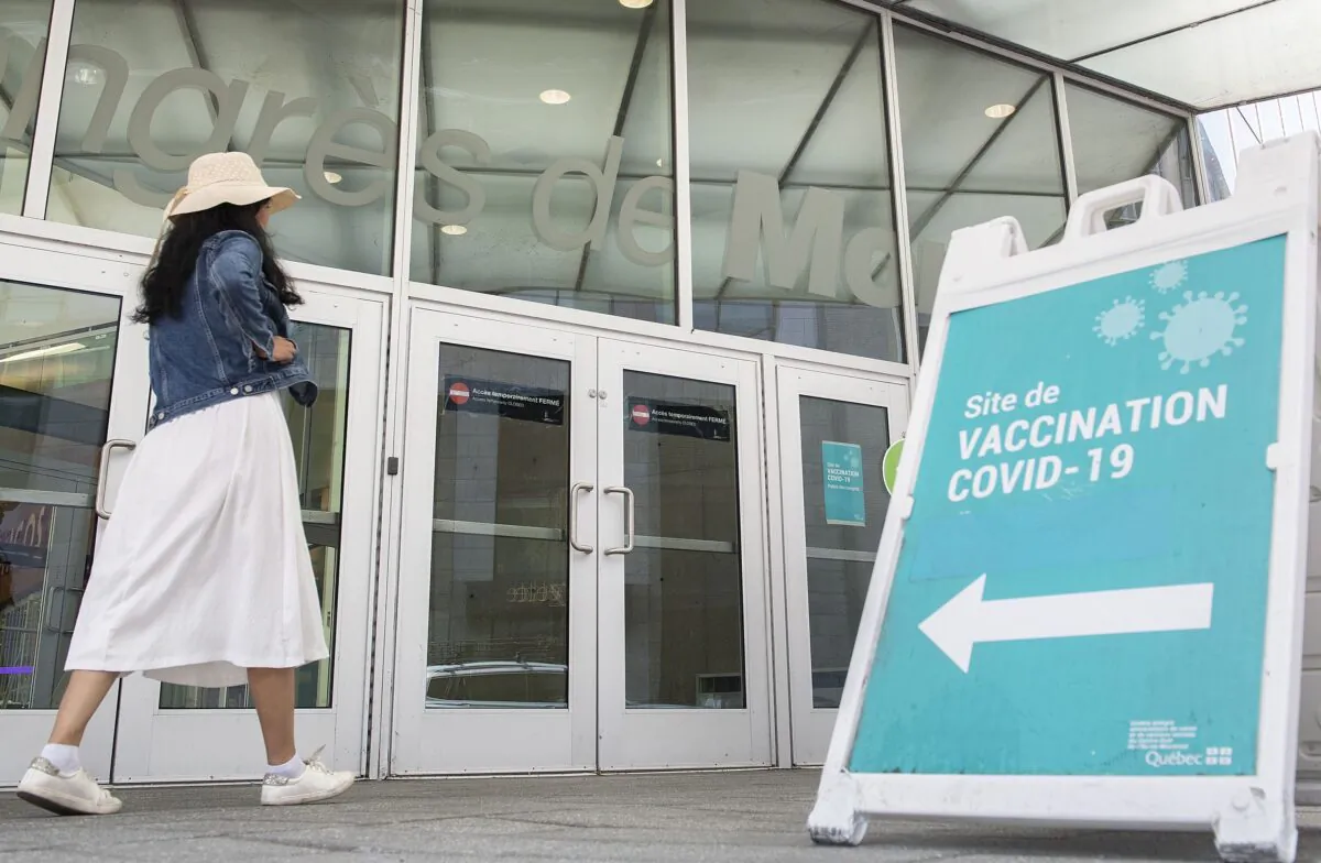 A sign outside a COVID-19 vaccination site in Montreal on Aug. 21, 2021. (The Canadian Press/Graham Hughes)