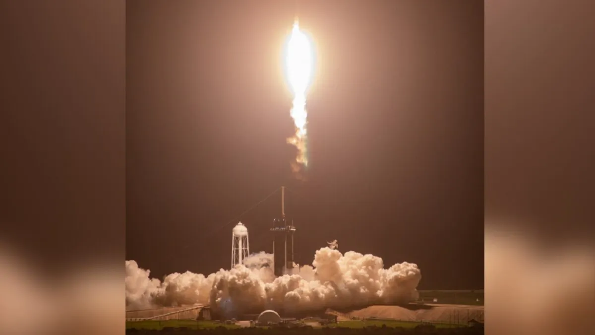 A SpaceX Falcon 9 rocket, topped with the uncrewed Dragon spacecraft, soars upward after lifting off from NASA Kennedy Space Center’s Launch Complex 39A in Florida at 3:14 a.m., on Aug. 29, 2021. (Kim Shiflett/NASA)