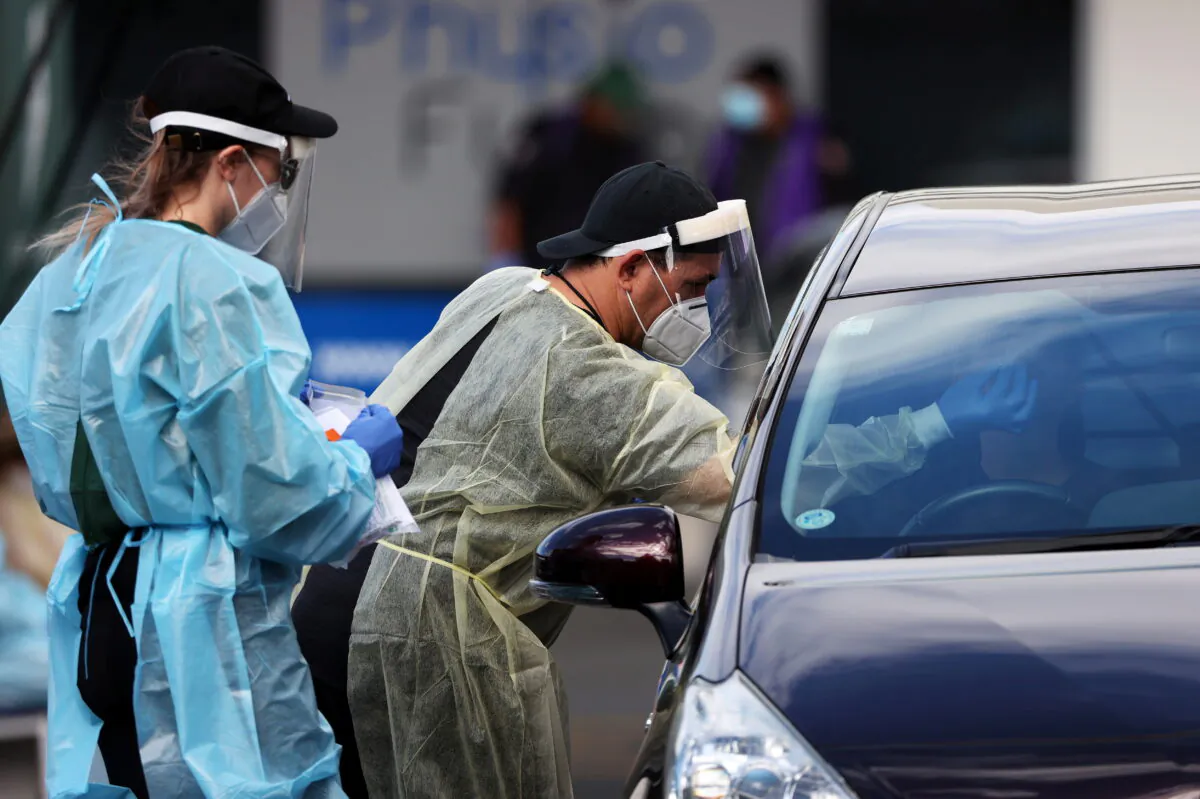 A medical worker administers a COVID-19 test at a testing clinic during a lockdown to curb the spread of a coronavirus disease (COVID-19) outbreak in Auckland, New Zealand, on Aug. 26, 2021. (Fiona Goodall/Reuters)
