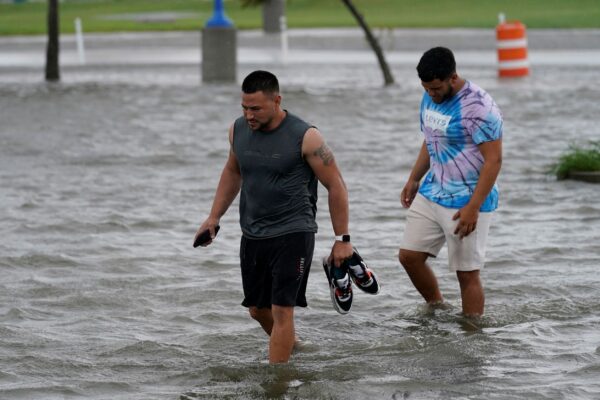 Hurricane Ida nears
