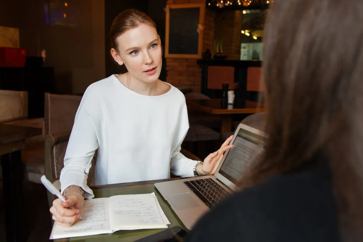 Office manager talking to worker. (Pixabay)