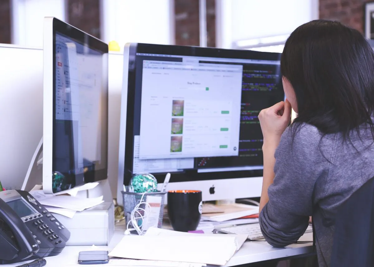 Woman working on her computer. (StartupStockPhotos/Pixabay)