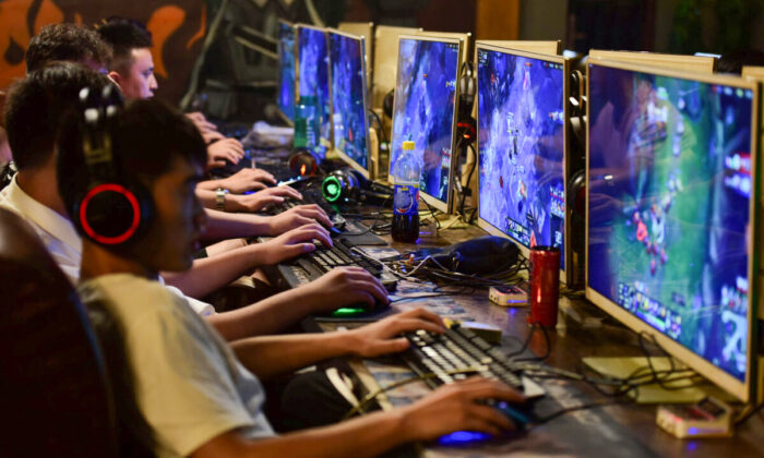  People play online games at an internet cafe in Fuyang, Anhui province, China on Aug. 20, 2018. (Reuters/Stringer)