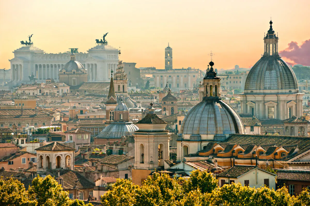 A view of  Rome from Castel Sant'Angelo. (Von Luciano Mortula - LGM/Shutterstock)

