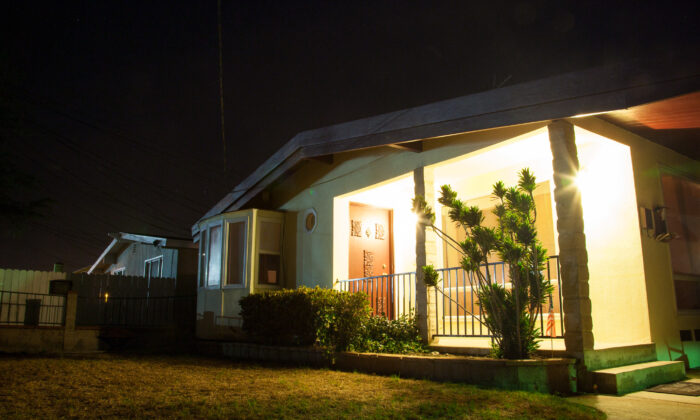 A file photo of a home with porch lights on in Culver City, Calif. on Aug. 5, 2015. (John Fredricks/The Epoch Times)