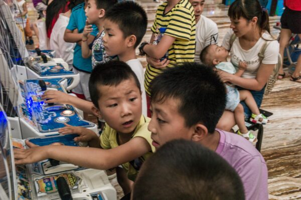 chinese children play games in Chengdu