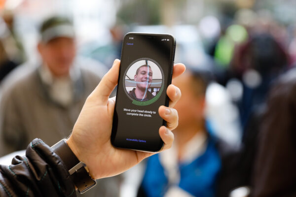 A customer sets up Face ID on his new iPhone X at the Apple Store Union Square on November 3, 2017, in San Francisco, California. Apple's flagship iPhone X hits stores around the world as the company predicts bumper sales despite the handset's eye-watering price tag, and celebrates a surge in profits. / AFP PHOTO / Elijah Nouvelage (Photo credit should read ELIJAH NOUVELAGE/AFP via Getty Images)