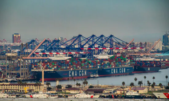 Experts Advise Consumers to Plan Ahead for the Shopping Season Due to Shipping Congestion